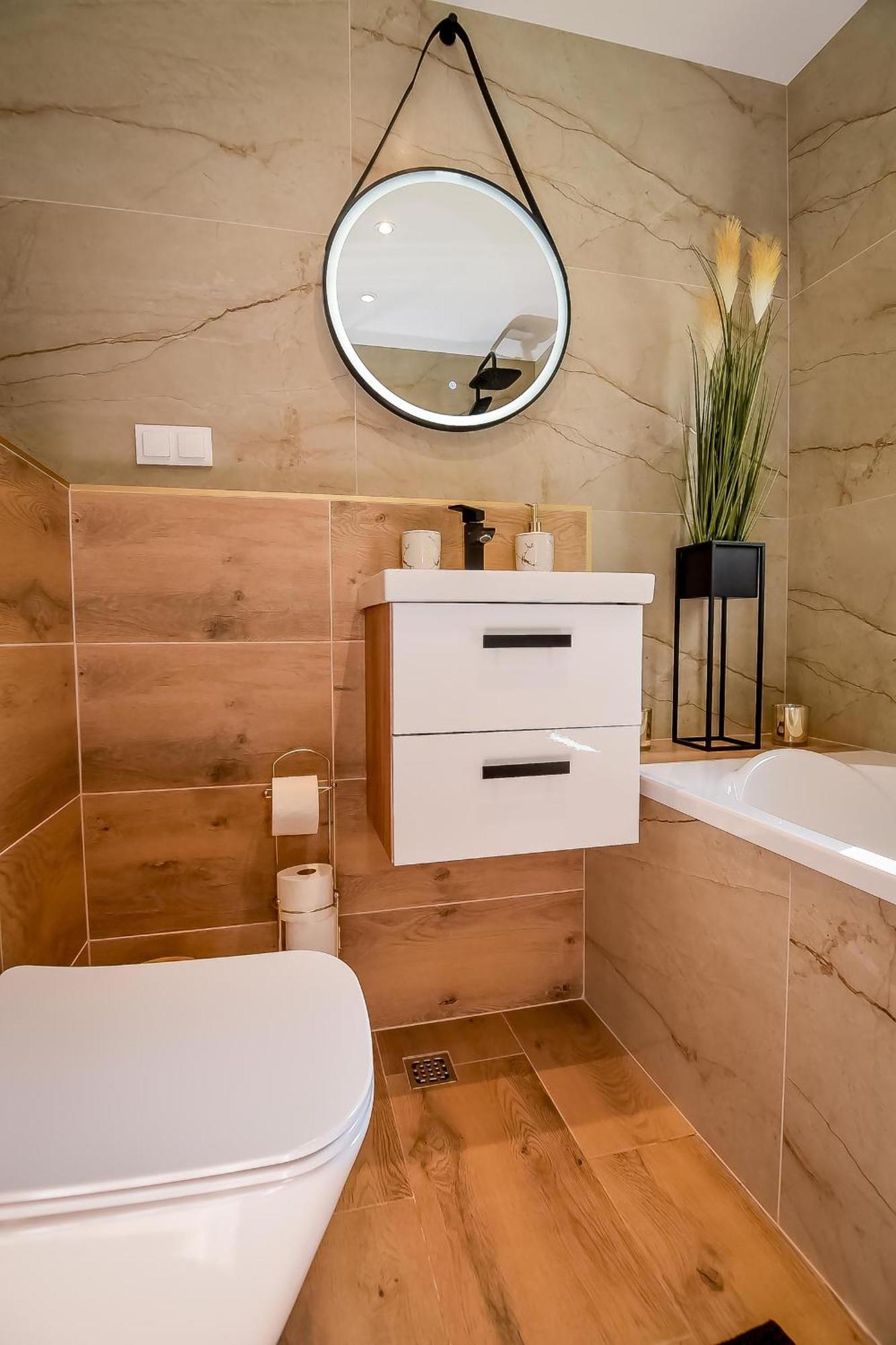 Perla Bialki Z Jacuzzi