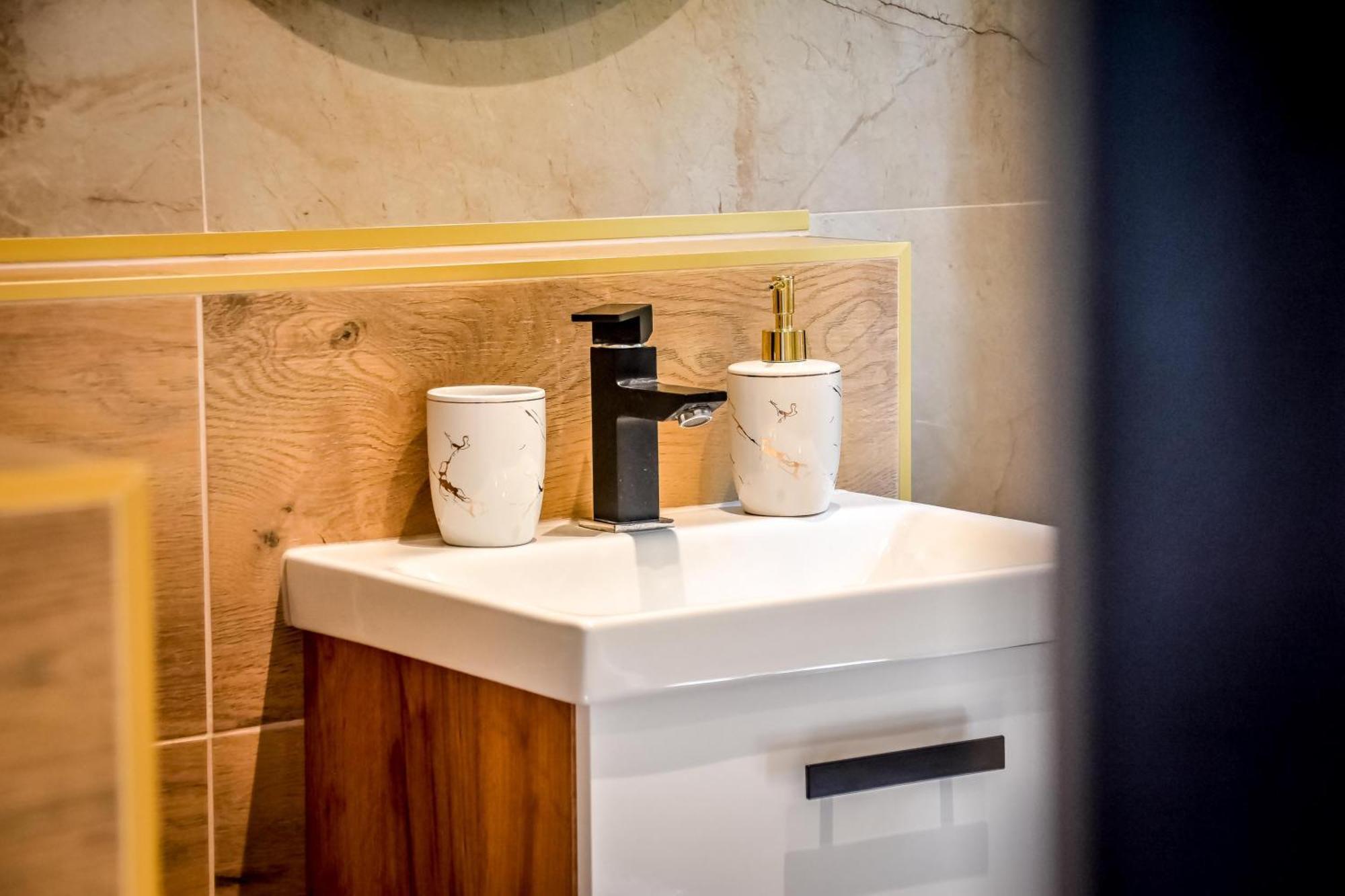Perla Bialki Z Jacuzzi Chaleter *