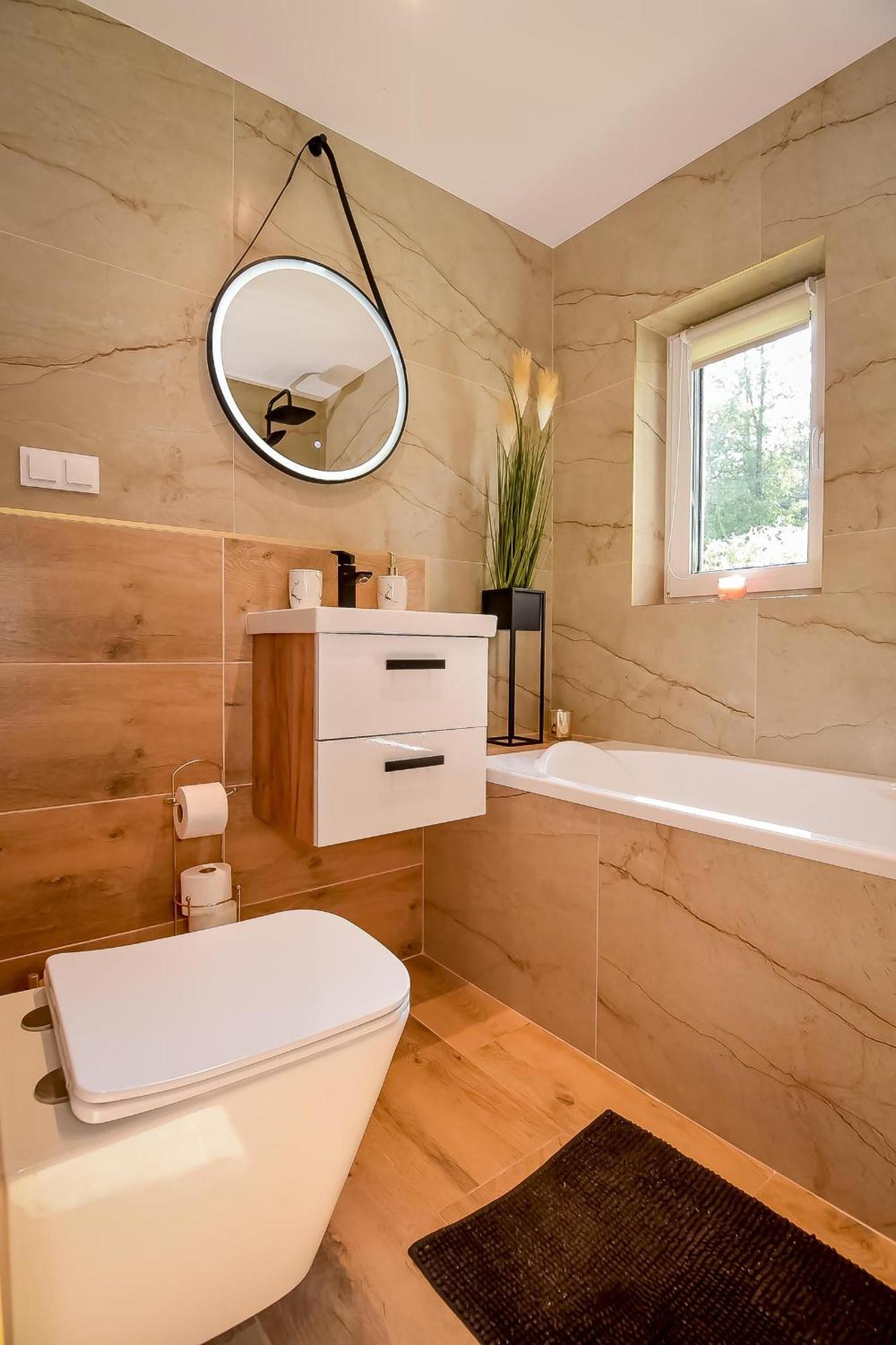 Perla Bialki Z Jacuzzi