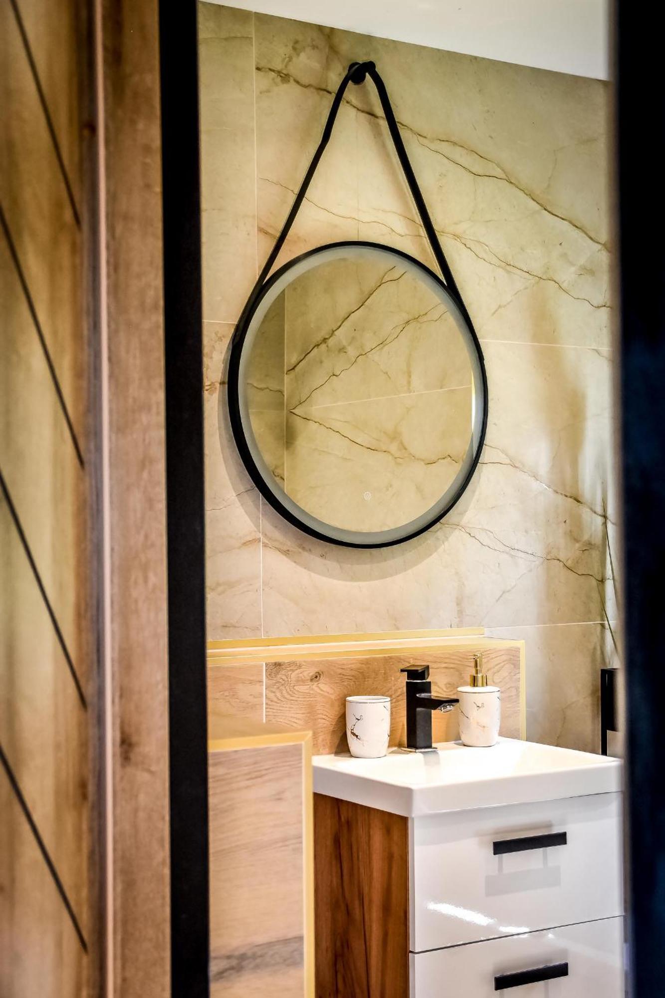 Perla Bialki Z Jacuzzi